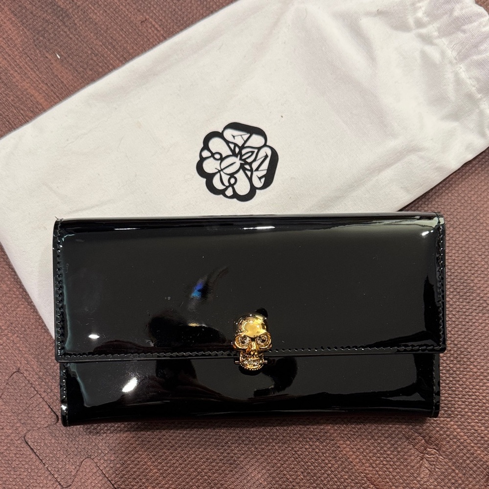 ALEXANDER MCQUEEN Black Patent Skull-Embellished Wallet